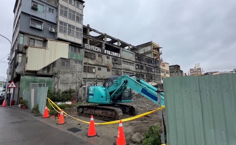 清水坍塌Ｖ字型爛尾樓　住戶得限期搬離開　不少住戶打包家當　尋找新的租屋處