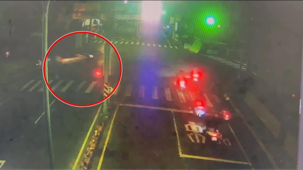 砰! 台南女疑"闖紅燈"擦撞騎士 再失控暴衝撞路邊攤