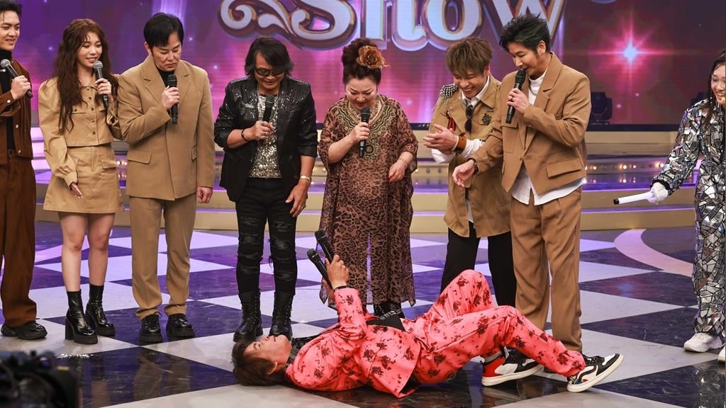 《冰冰Show》男星台上躺平太詭異！竟將「西裝當布」全身抹地 行徑曝光眾看傻