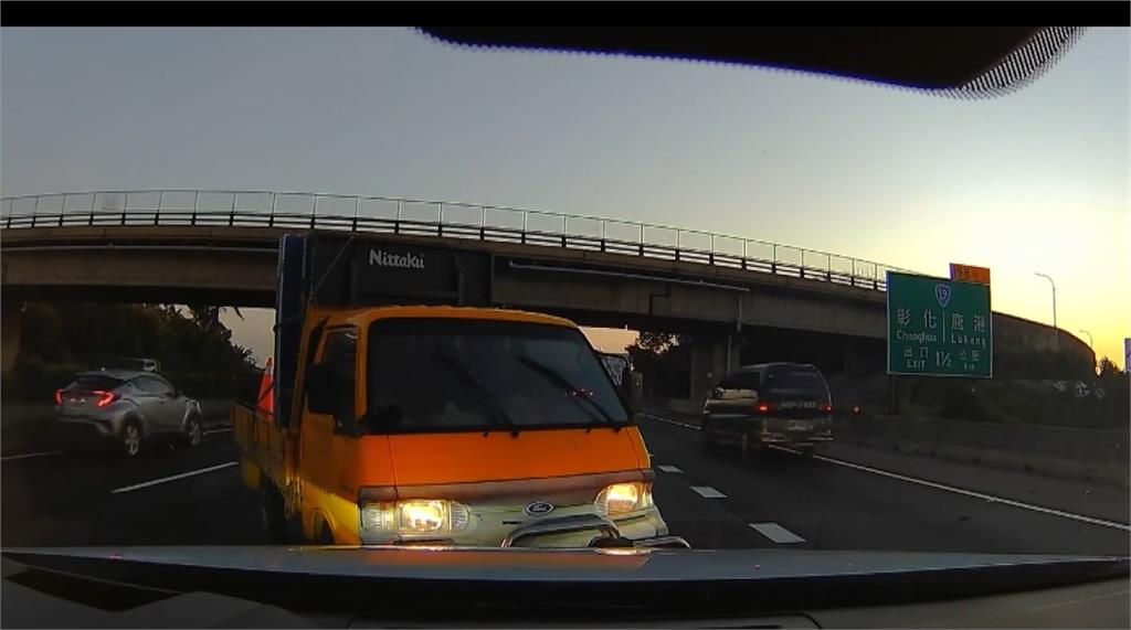 小貨車急煞打滑險釀事故！　駕駛直接「逆向迴轉」後車傻眼