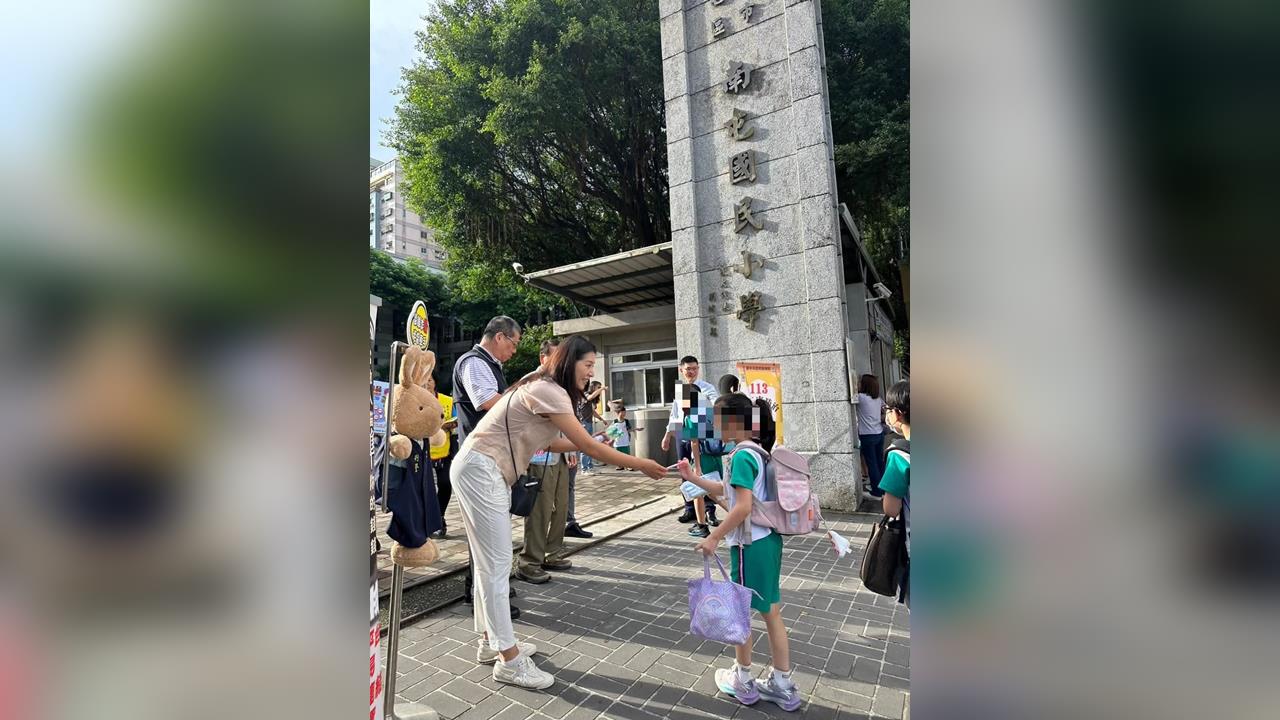 快新聞／90年代玉女歌手驚喜現身！國小開學日迎學童　新身分曝光