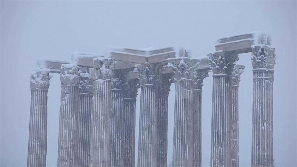 希臘近10年最大雪 消防員助車上民眾脫困