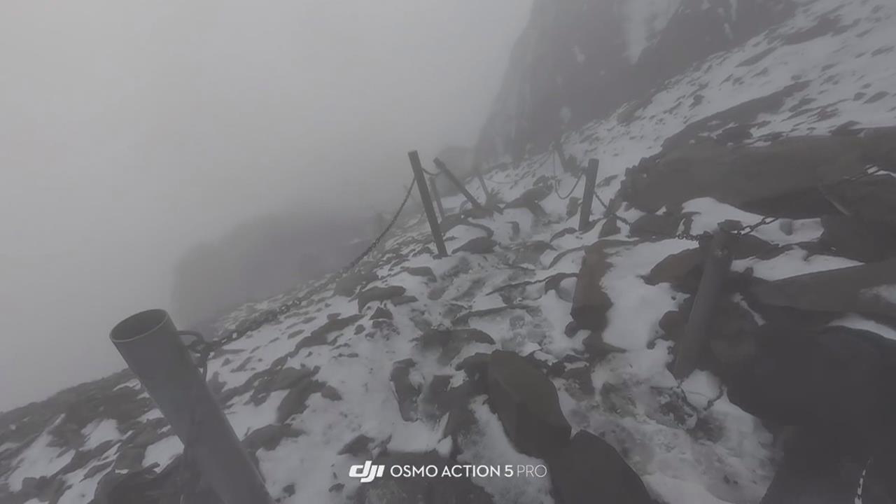 4月降雪奇景！玉山北峰積雪2公分　呈現銀白夢幻美景