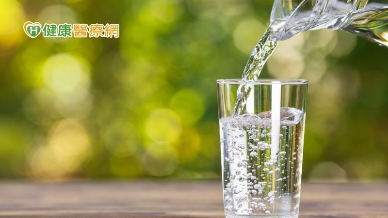夏天預防<em>熱傷害</em>、水中毒！　水該怎麼喝才正確？