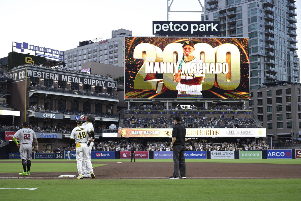 MLB(影)/教士三壘重砲剛過33歲生日就敲出2000安!現役第5人達標全場沸騰