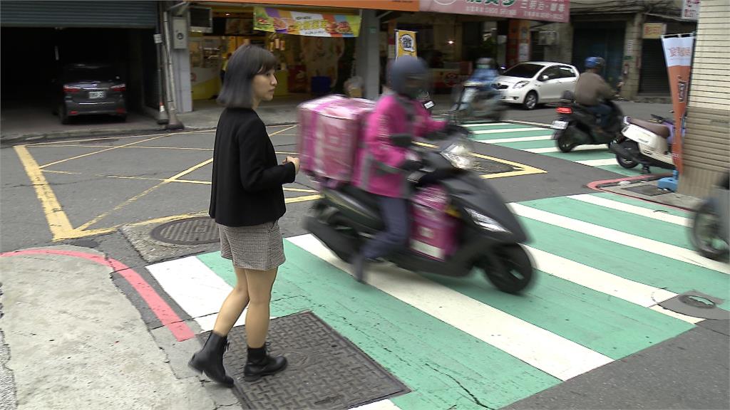 路口連讓警察過斑馬線2次　騎士：這陷阱我是不會中的