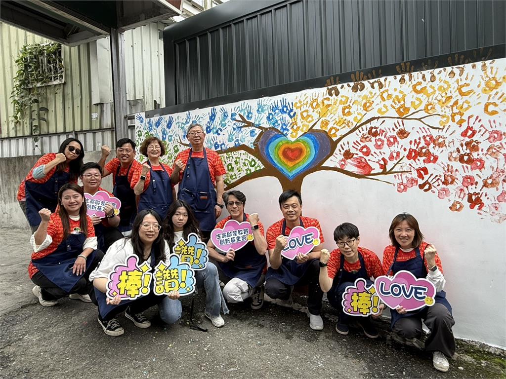 旭悅鋼鐵回饋鄉里　攜手華德福青少年到原民部落公益彩繪