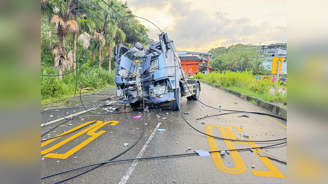 快新聞／竹縣砂石車失控撞電線桿！號誌停擺交通大亂　釀378戶停電