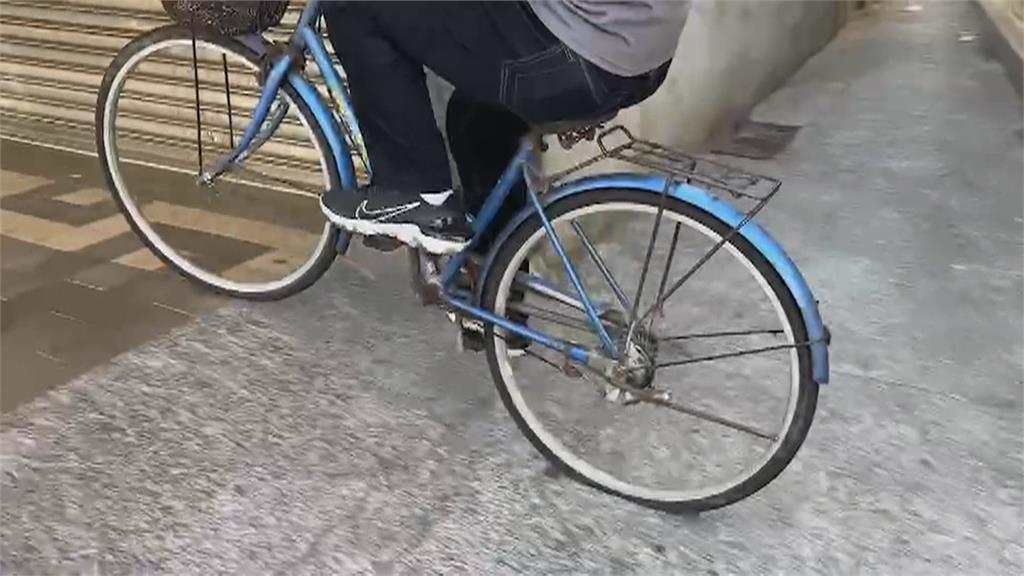 誇張畫面曝！　男騎單車「想炫技卻撞招牌」慘摔後仰倒地