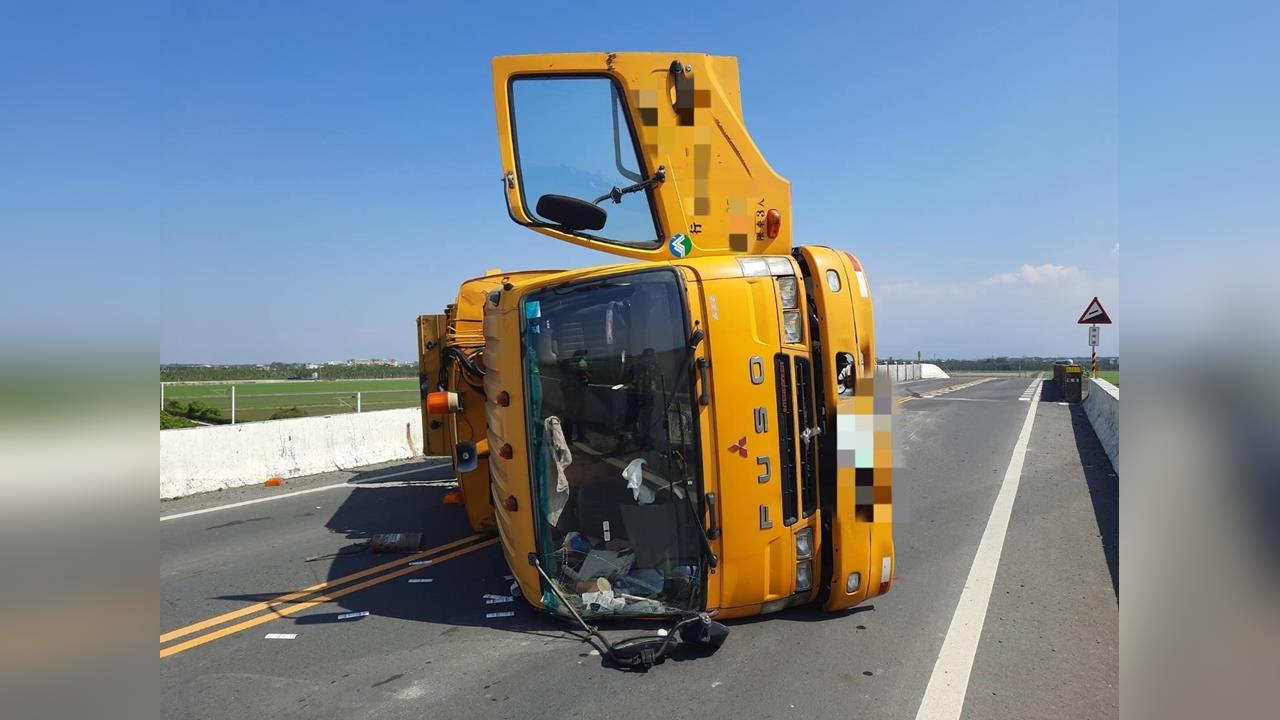 快新聞／除夕仍在拚清運！屏東崁頂垃圾車擦撞翻覆　2人受傷送醫