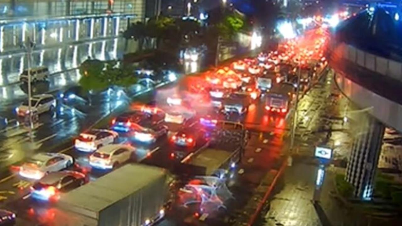 快新聞／塞到爆！南港展覽館昨夜「車潮嚴重回堵」　災情原因曝光了