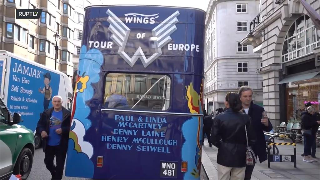 「披頭四」保羅麥卡尼巡演雙層巴士　拍賣前展出回味搖滾樂團風采