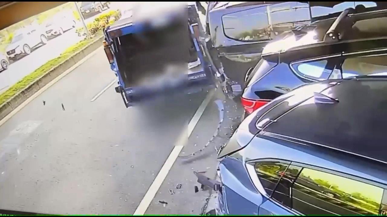 台南環保車驚悚自撞! 5車慘遭削尾.變電箱被撞倒