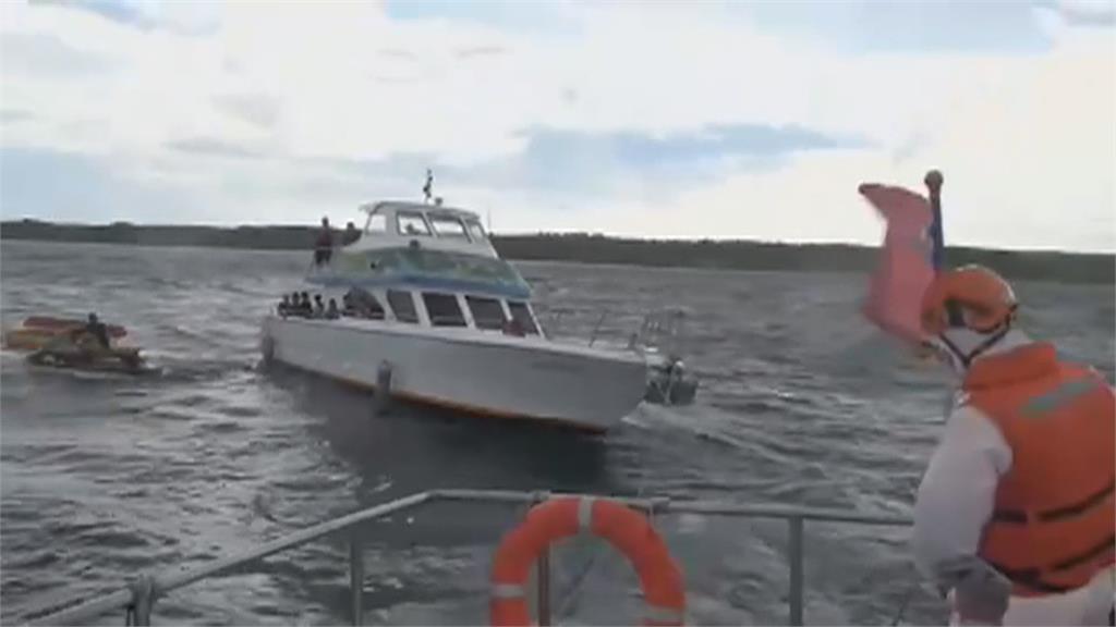 海上驚魂！　遊艇引擎故障漂流　海巡繫繩拖回後壁湖漁港