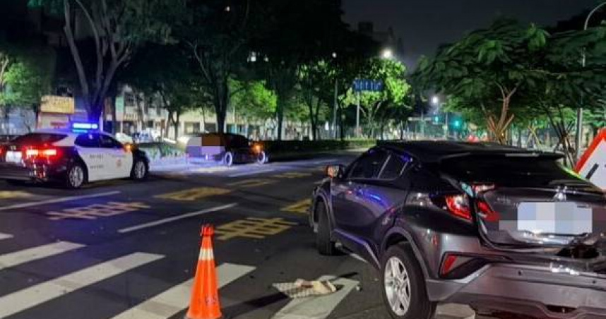 凌晨驚魂!高雄男變換車道沒注意 休旅車失控猛撞分隔島、特斯拉乘客嚇壞