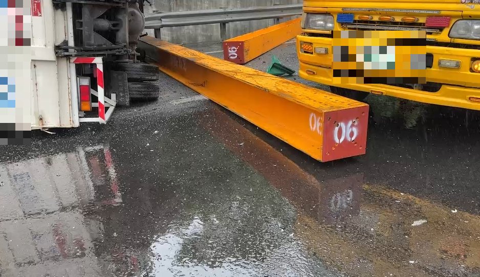 快新聞／國2嚴重車禍！聯結車甩飛鋼樑「2車遭砸」　2駕駛受傷送醫