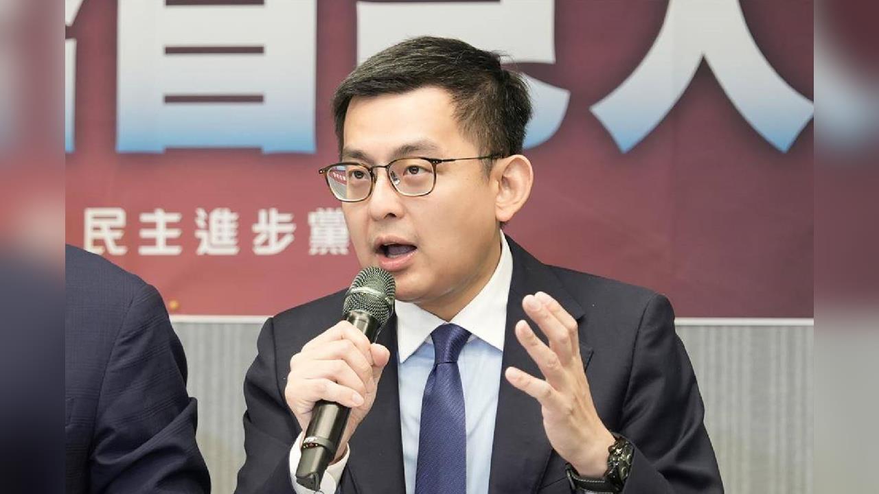 快新聞/侯漢廷稱「家產1/2到1/3」做國防 卓冠廷:偷換概念不累嗎?