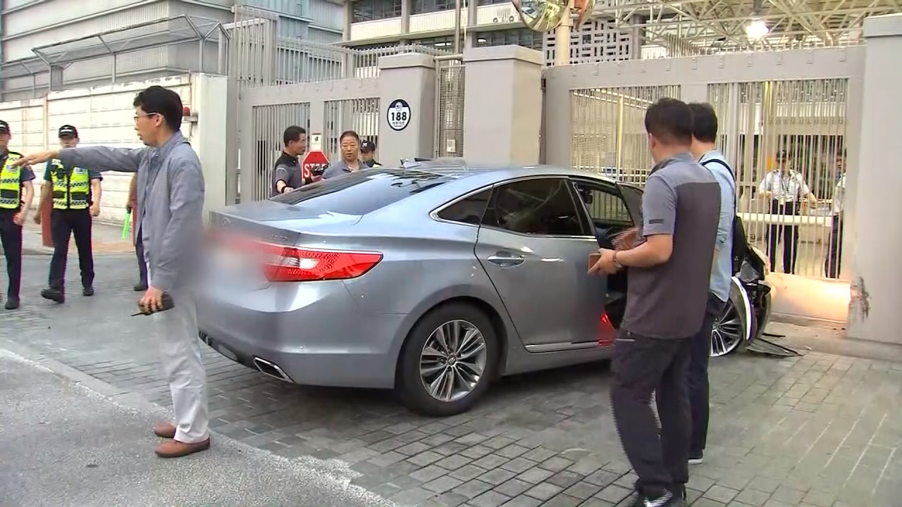 首爾驚傳意外 小轎車衝撞美駐韓大使館