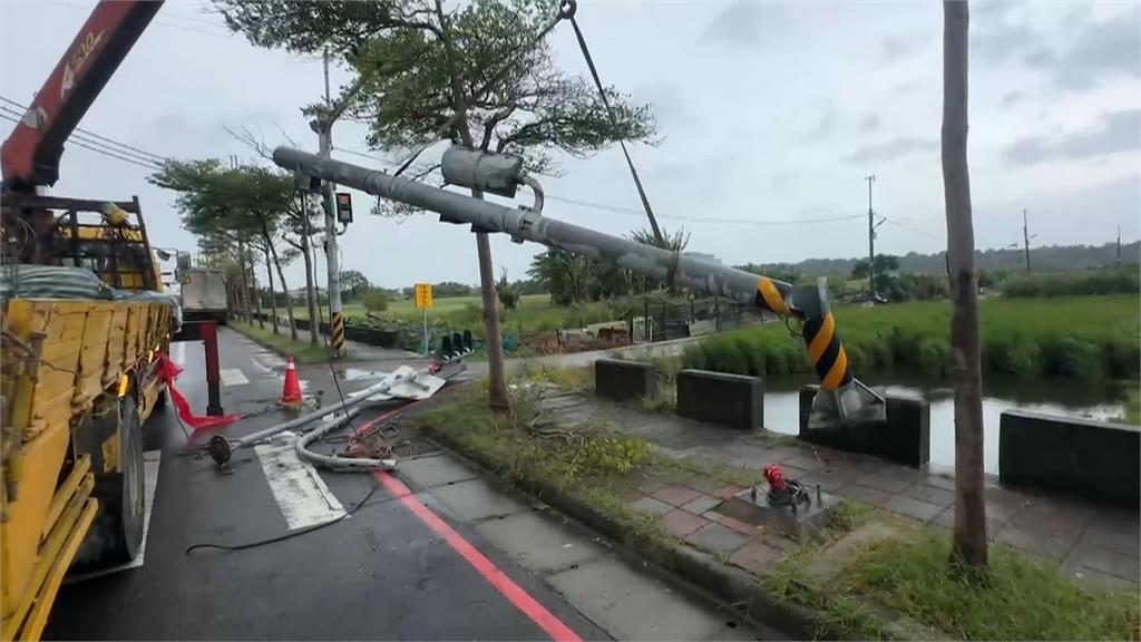 風城市區號誌燈桿斷　尖石鄉土石流...「族人之橋」秀巒大橋封閉