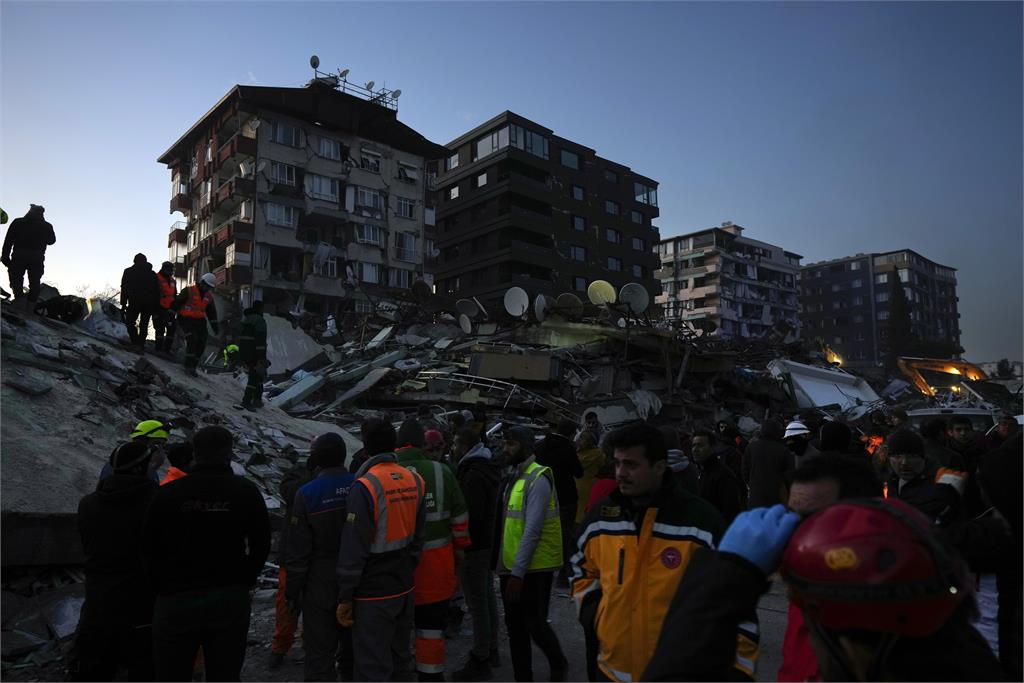 土敘強震逾5700建物遭震毀 耐震性不足引發"鬆餅式坍塌"