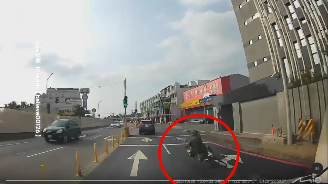 驚險場面曝！高雄騎單車老翁「突倒路中」　出勤救護車險輾過　網友：專業碰瓷？
