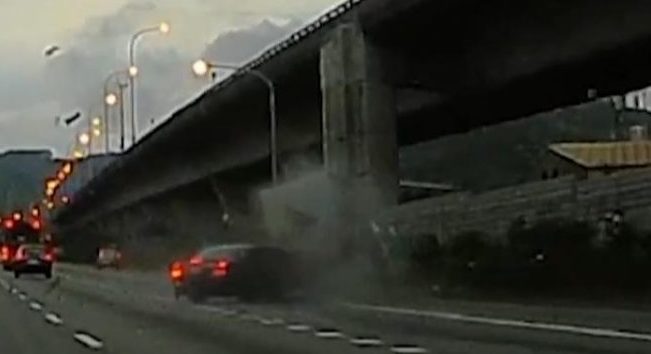 國1轎車撞翻小貨車　網驚：像被飛彈打到