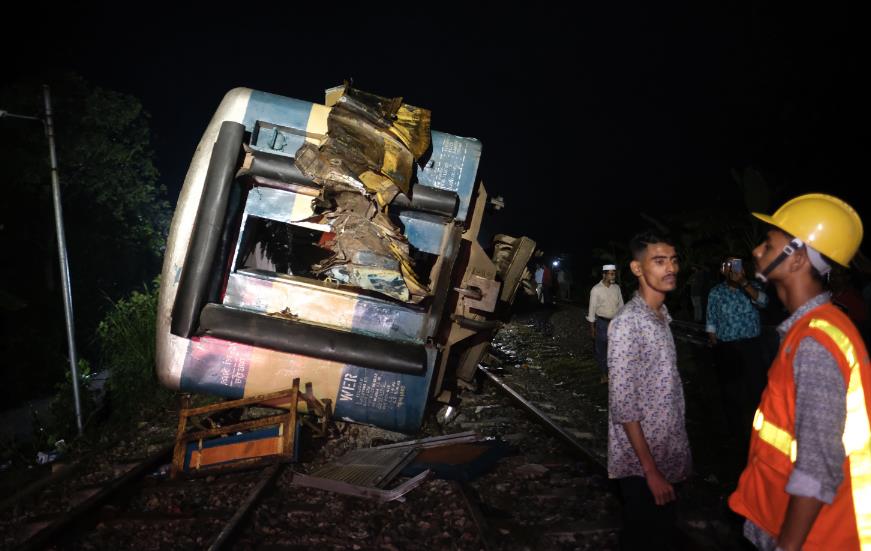 快新聞／孟加拉火車對撞「至少釀15死」　數百人受傷