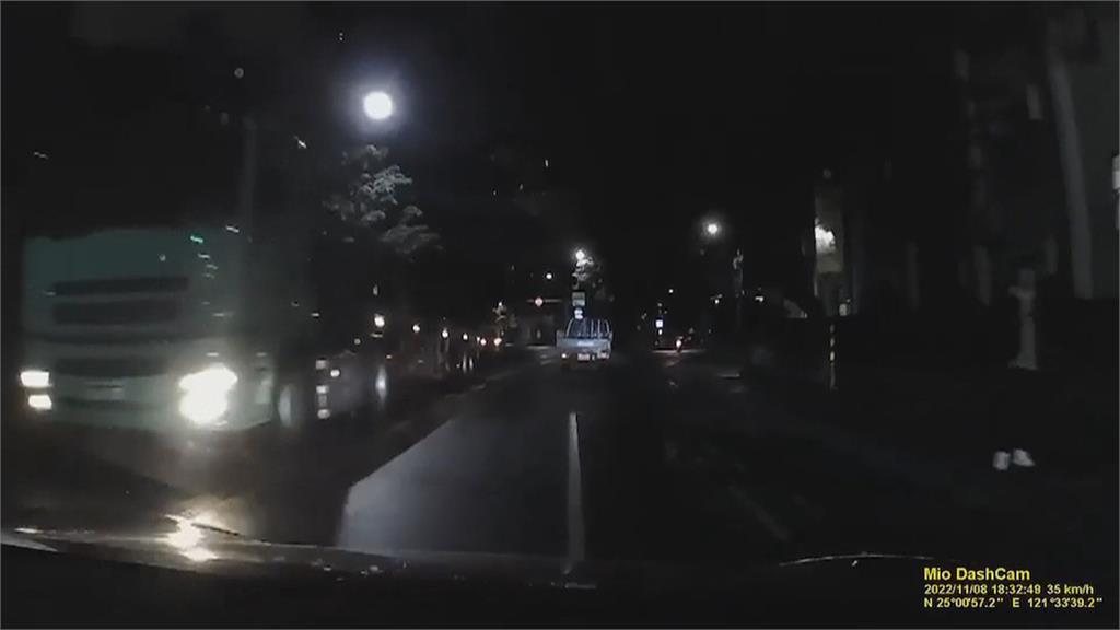 特斯拉車窗沒關竟遭廚餘砸中　「筍乾炸彈」車內全毀花５千元清潔