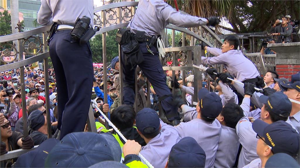 年改藍白走回頭路　網怒批：退休領較多不合理