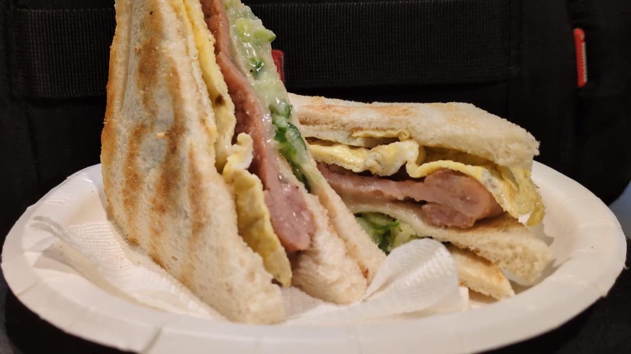 碳烤三明治外脆內軟份量十足　美乃滋也自己調配