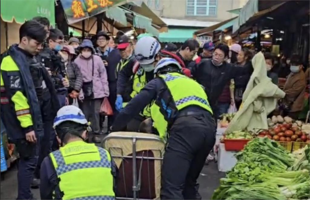 苗栗市場砍警！嫌犯胸口中彈不治　員警頭部遭砍顱骨裂