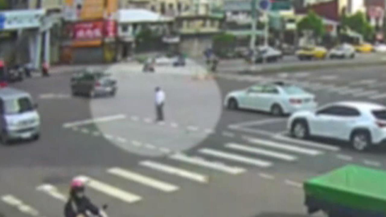 台中8旬翁卡車陣動彈不得　英勇男奮不顧身衝車道援助