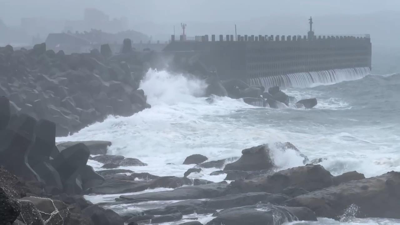 颱風「鳳凰進逼」！　花蓮北濱公園掀長浪　基隆漁民固定漁船防颱