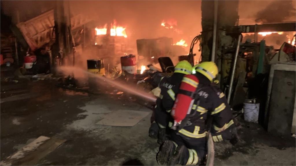 竹山汽修廠火警爆破聲連發　警消衝火場移除氧氣鋼瓶