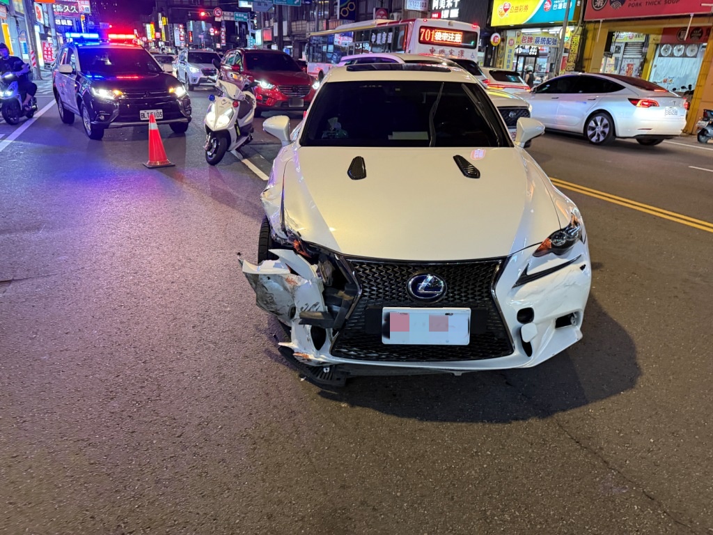 【有片】疑身體不適！桃園多元計程車撞毀消防栓 路邊兩車也遭殃