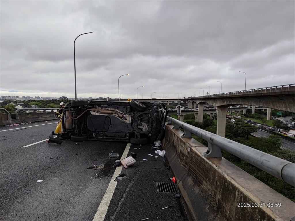 快新聞／國2車禍！小黃運將自撞匝道護欄　車體零件掉落、波及3輛車