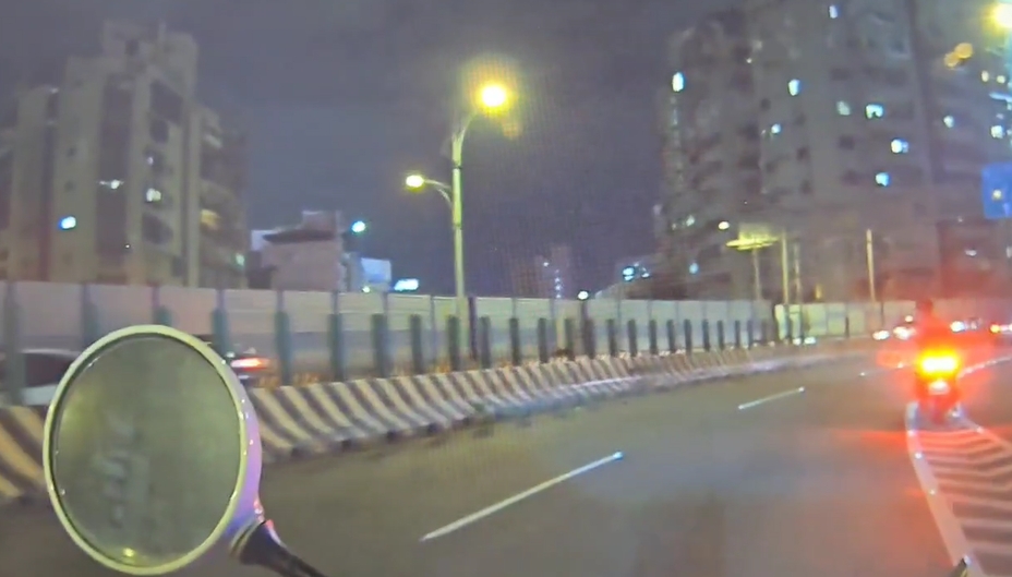 快新聞／「警鑰」關頭！重機騎士感應鑰匙掉高架道路上急求援　警閃燈護送幫找回
