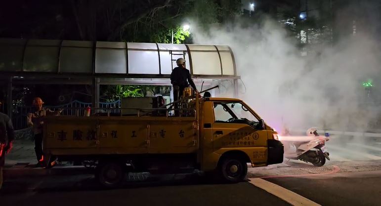 疑遮雨棚電線異常　基隆國小外通學步道竄濃煙