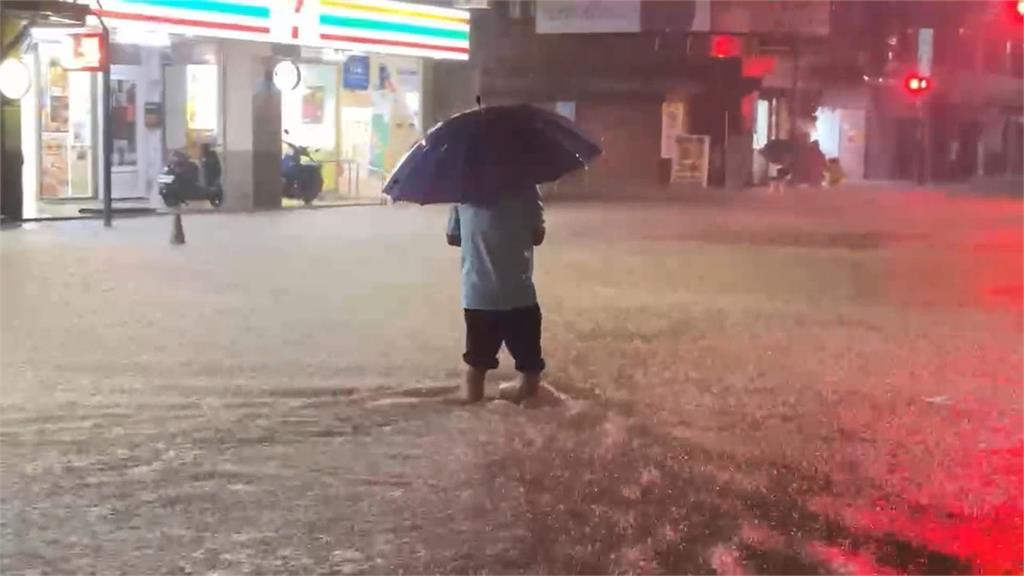 暴雨淹成汪洋！　金山居民乘橡皮艇　消防隊員助拖拉前行