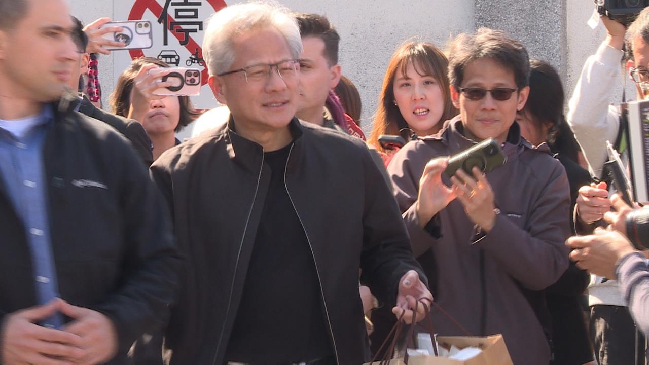 黃仁勳私人座駕升級邁巴赫 網友笑稱:幾分鐘就賺一台車