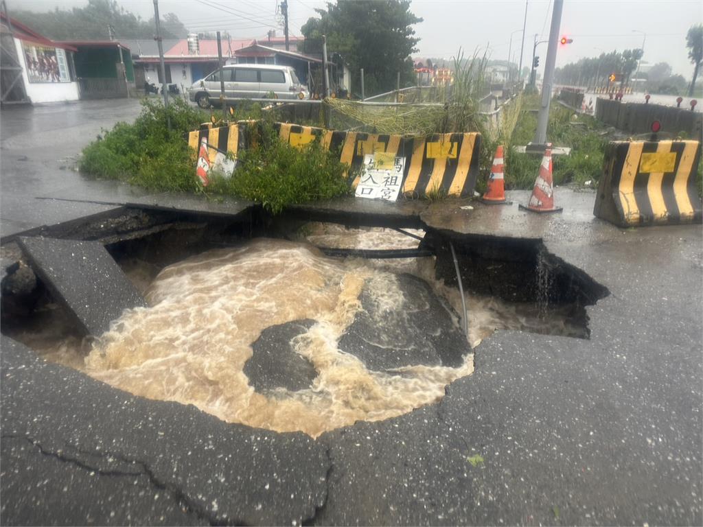 快新聞／花蓮玉里大雨3小時狂炸百毫米！　大禹里「路面塌陷」成天坑