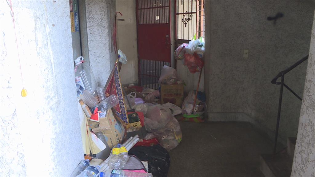 雜物堆滿通道老鼠亂竄 　中市驚見「垃圾屋」