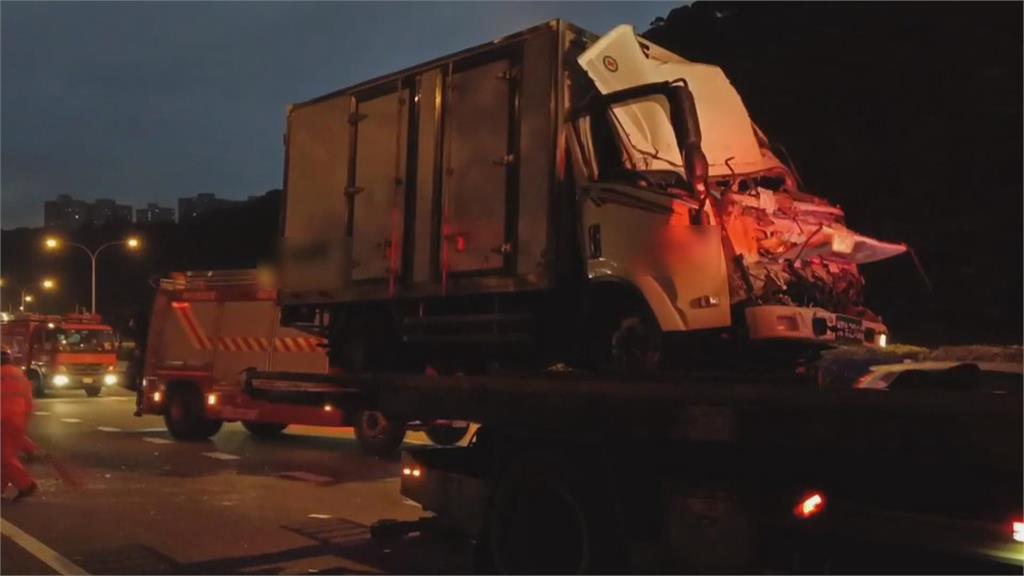 小貨車國道自撞護欄　駕駛一度受困車內