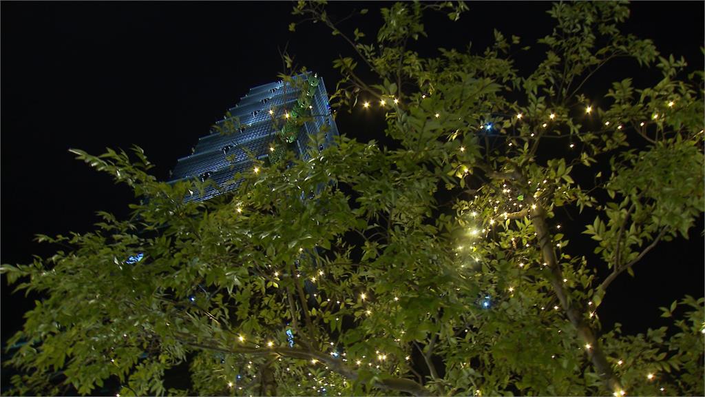信義商圈17米耶誕樹亮相　台北101精美造景「雙跨年」