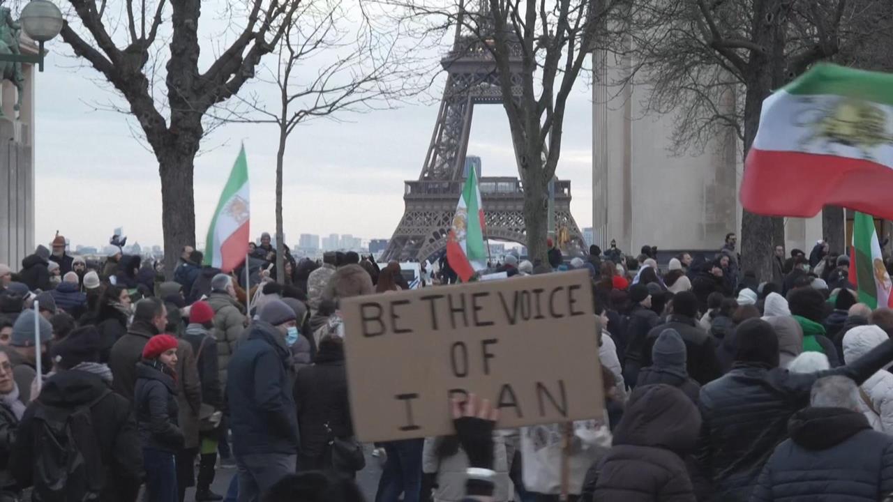 伊朗反政府示威燒向歐洲　抗議民眾喊「推翻政府要自由」