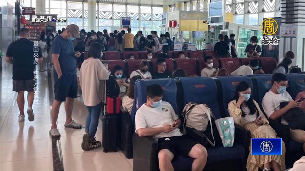 「大白」持長槍清零封鎖　雲南西雙版納機場千人受困