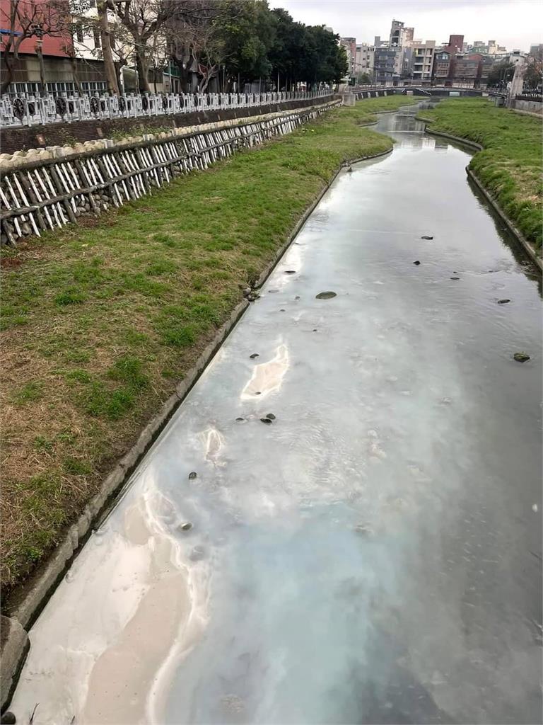 建商排放廢水污染　竹北豆子埔溪變牛奶河