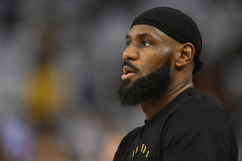NBA(影) ／詹皇40歲生日透露生涯計畫　送洛杉磯紫金球迷大禮
