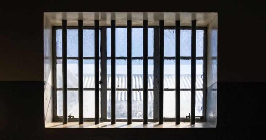 少女遭拘留18天禁見母親！心理重創「厭食暴瘦剩20公斤」慘死