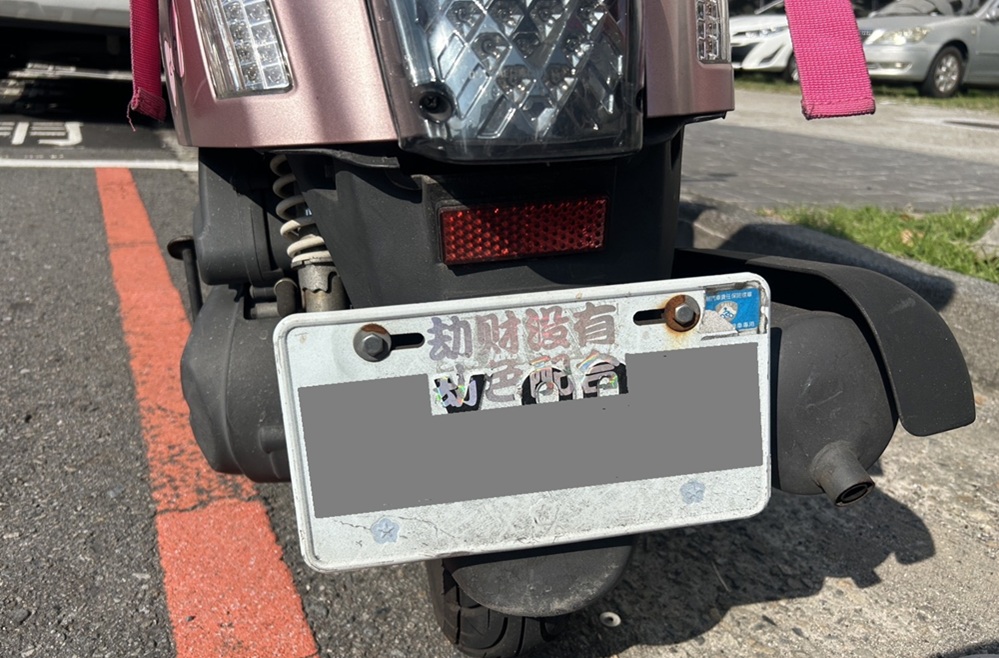 車牌貼反光貼紙　外送員涉嫌遮蔽牌號被罰